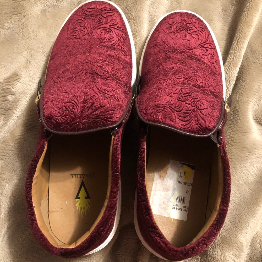 Double zipper pull on sneakers, velvet